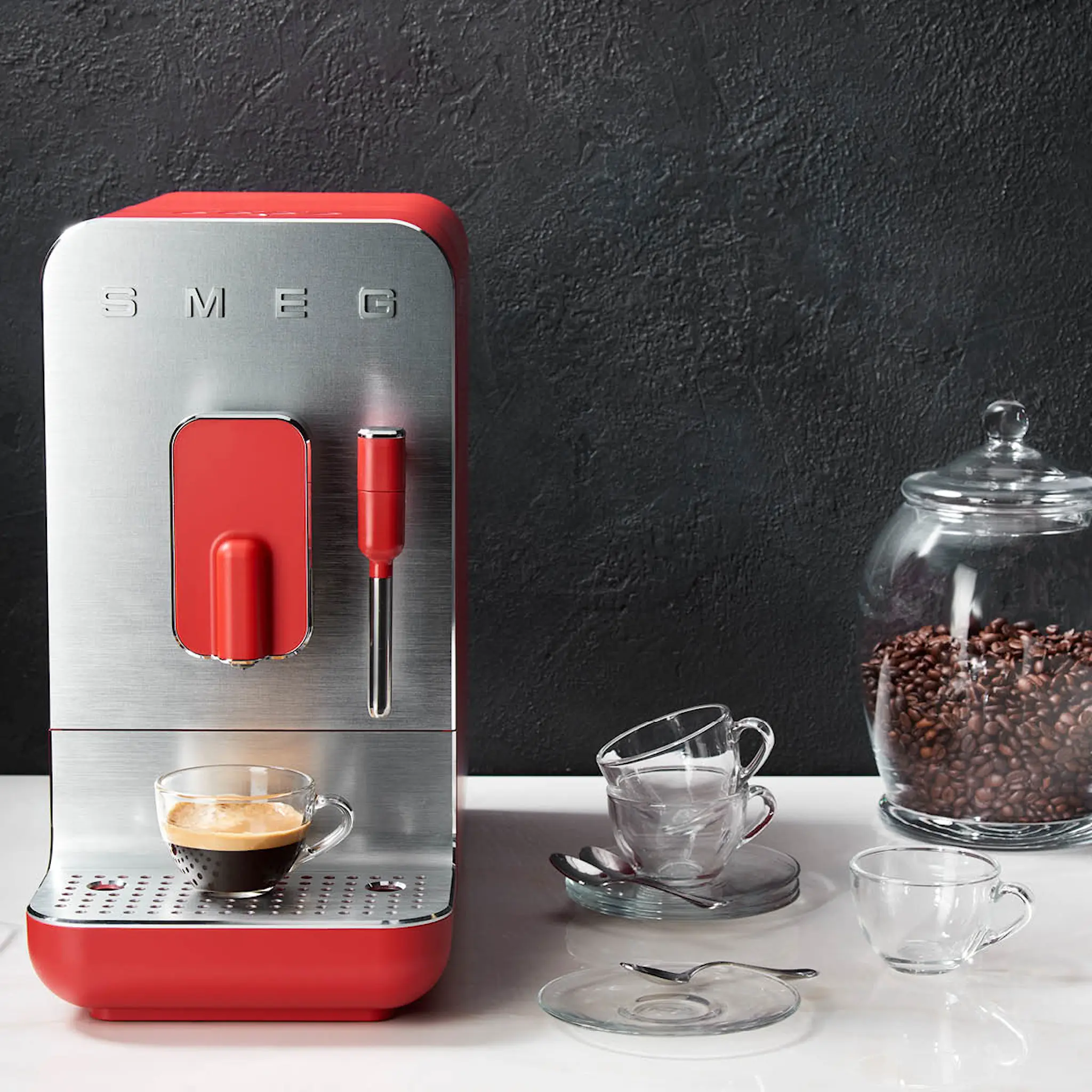 SMEG Smeg Helautomatisk Kaffemaskin med mjölkskummare Röd
