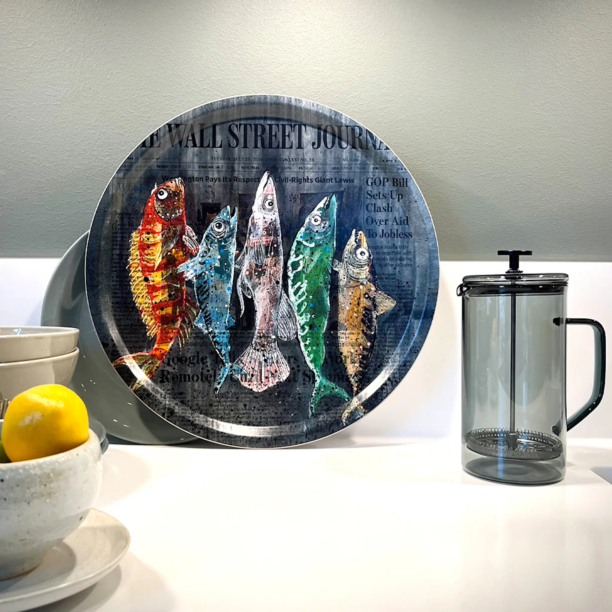 LISA TÖRNER ART Bordbrikke Rund Biggest Fish of Wall street 38 cm svart