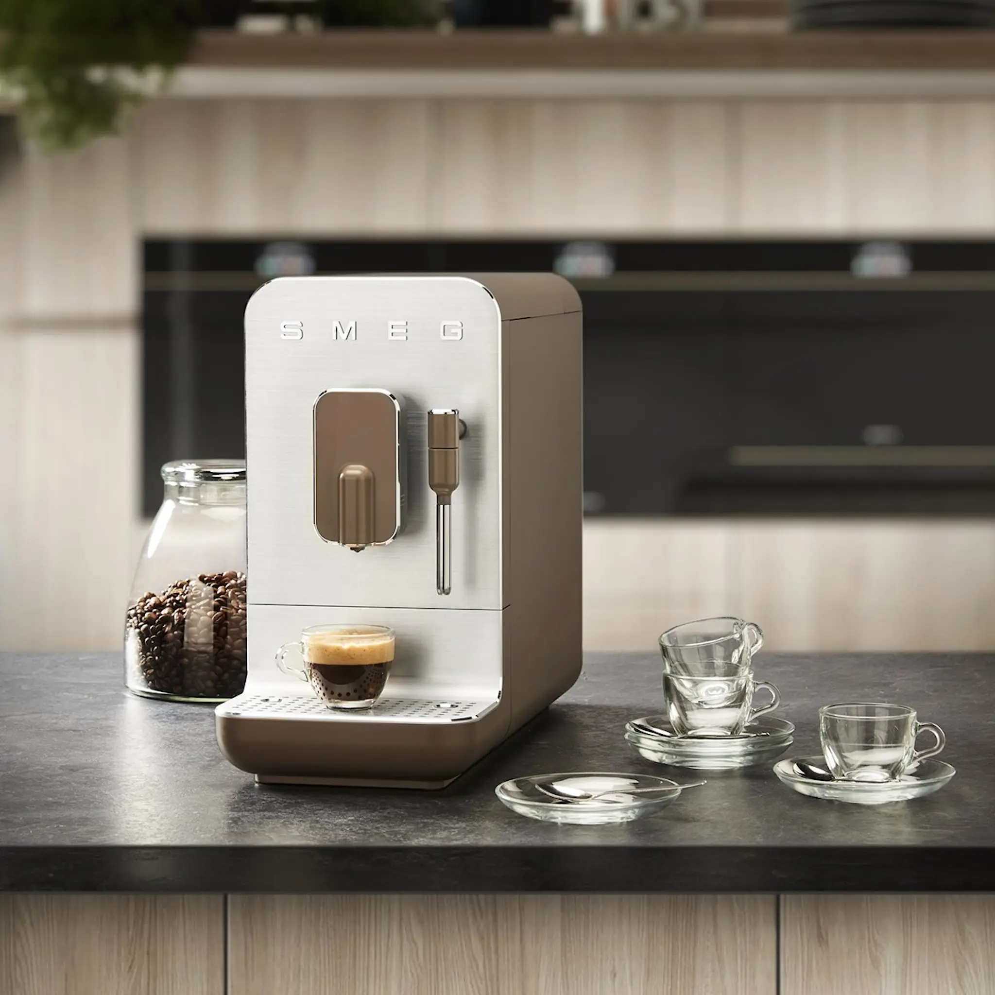 SMEG Smeg Helautomatisk Kaffemaskin med mjölkskummare Taupe