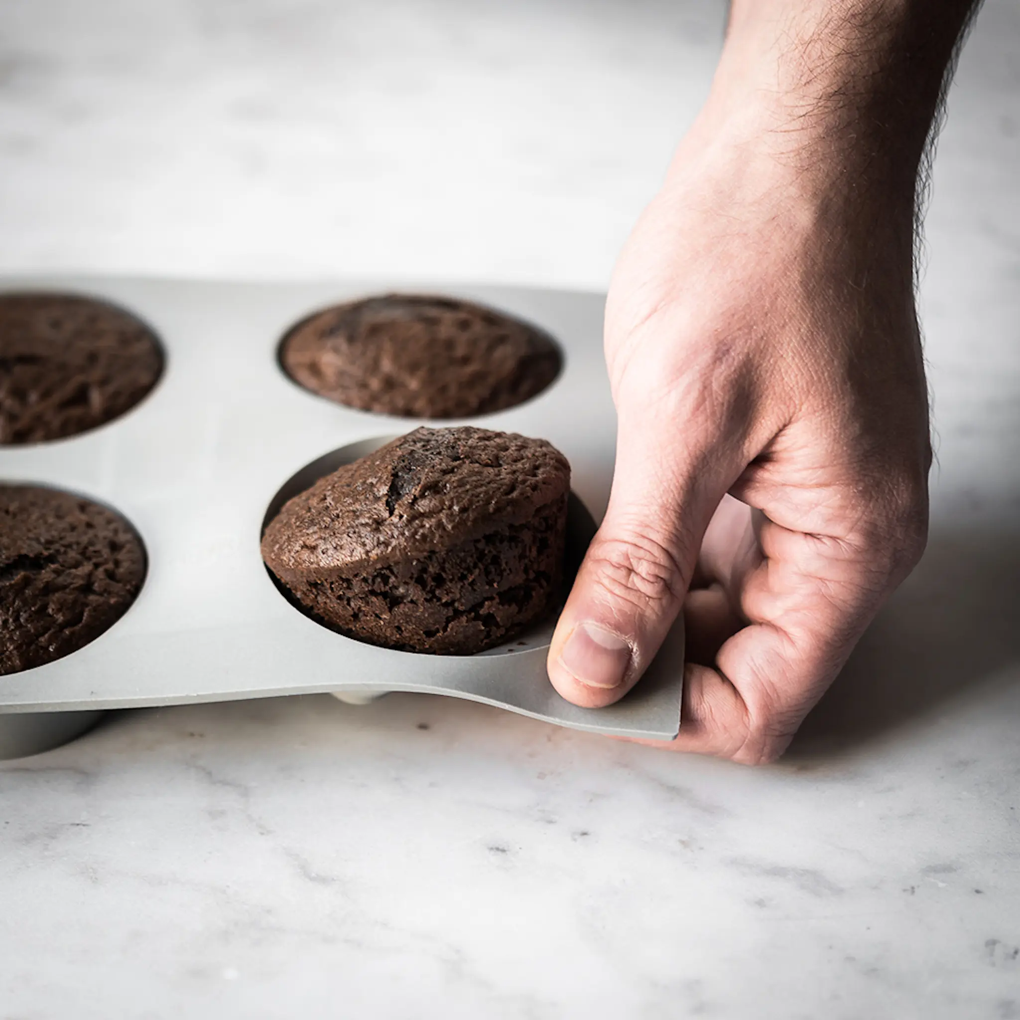 de Buyer Elastomoule muffinsform for 6 muffins grå