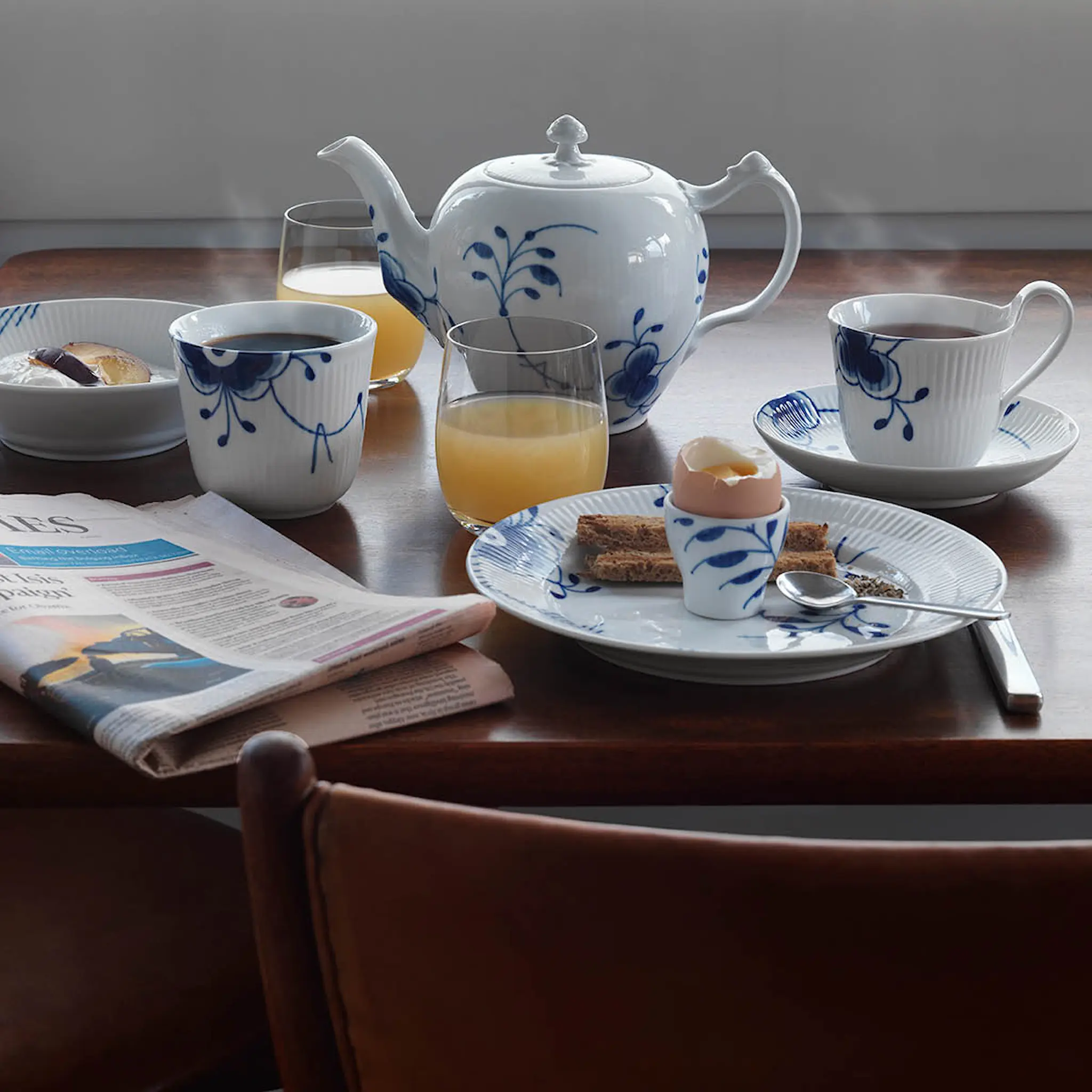 Royal Copenhagen Blue Fluted Mega Kaffekopp med fat 25 cl hög hank