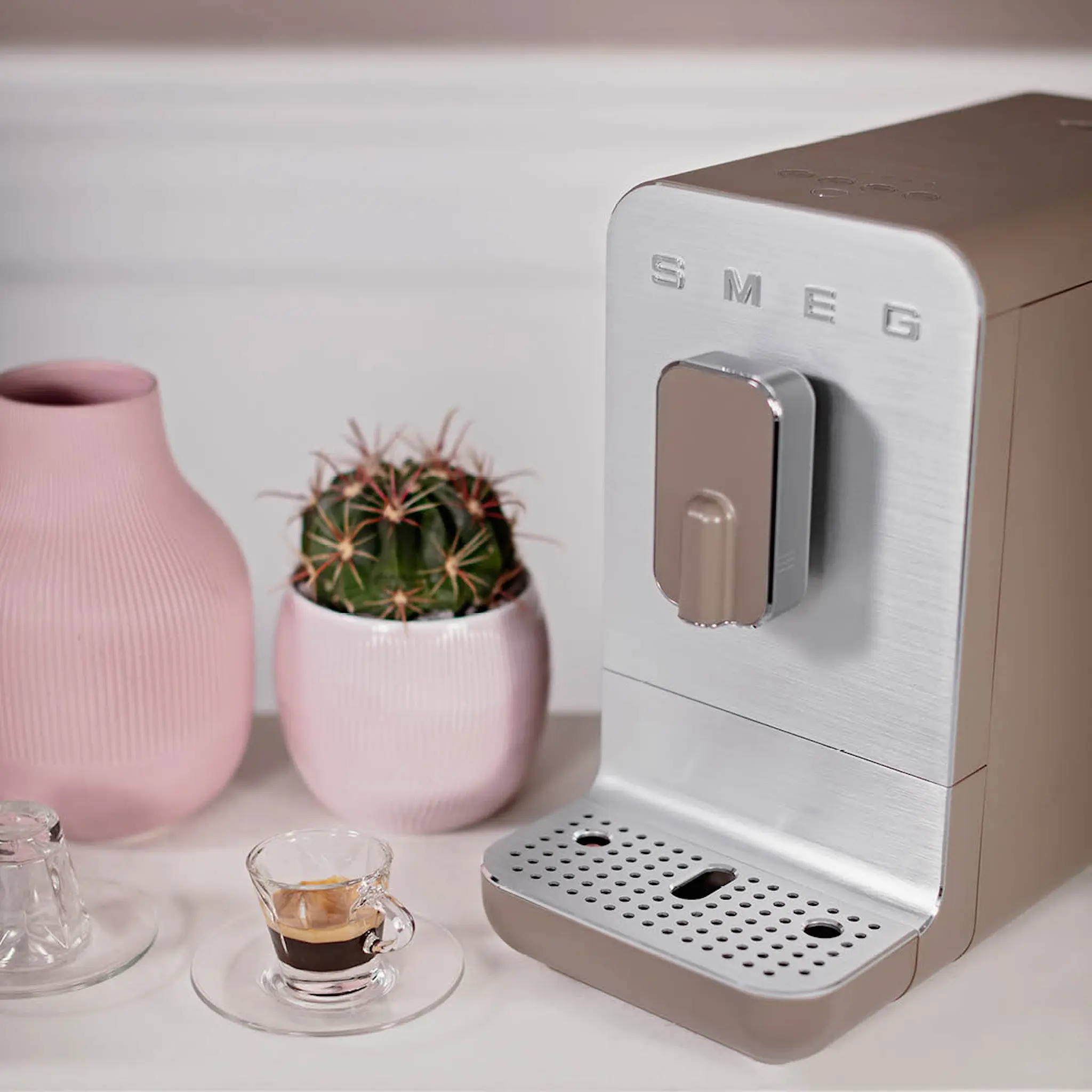 SMEG Smeg 50's Style Täysautomaattinen kahvikone Taupe