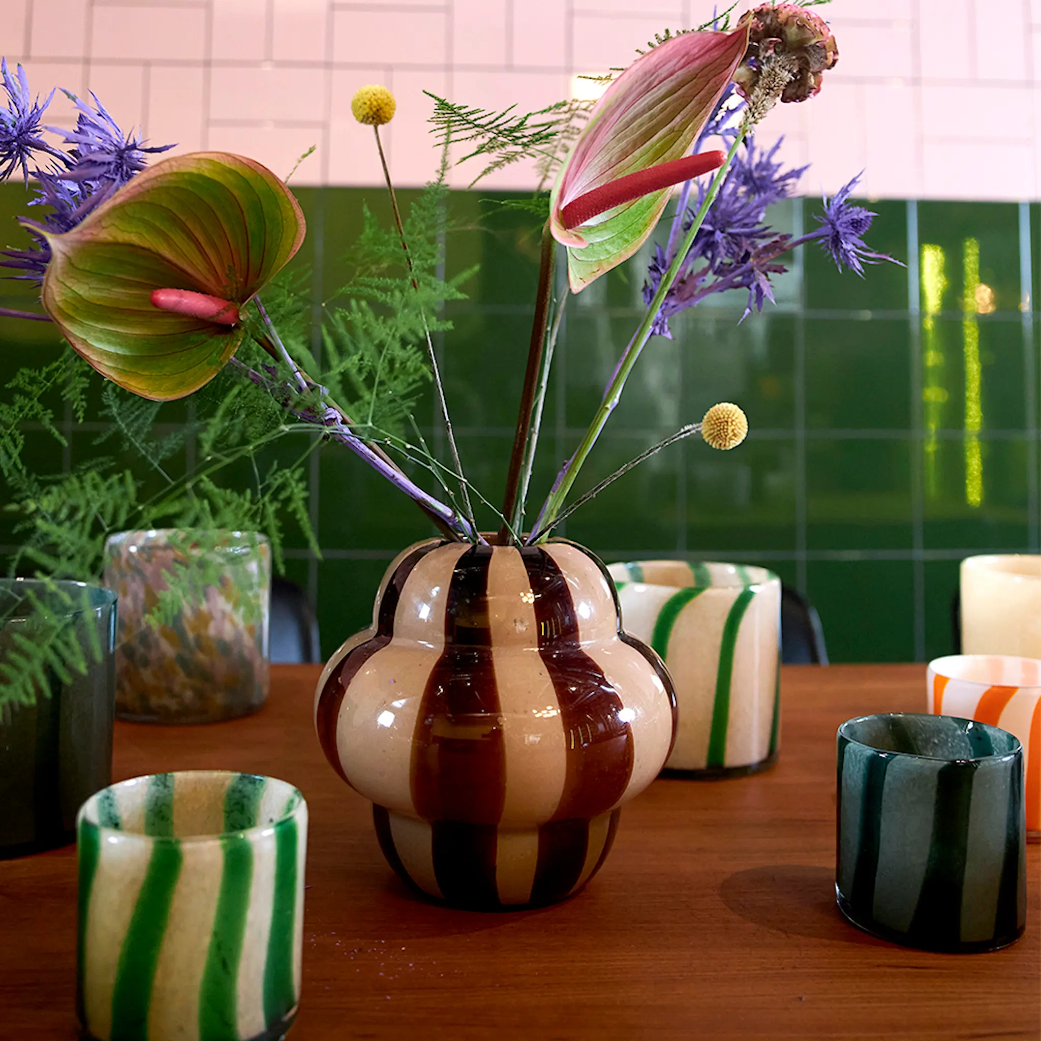 ByOn Curie vase 22 cm gul/ brun/beige stripete