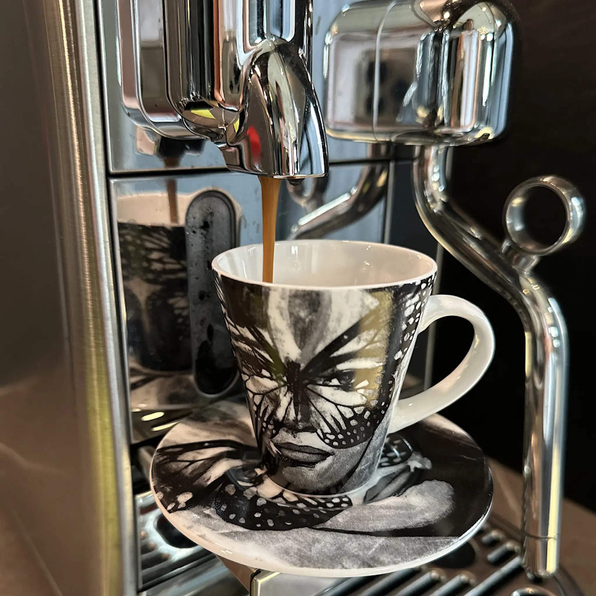 Carolina Gynning Espressokopp med fat Golden Butterfly 9 cl svart/hvit