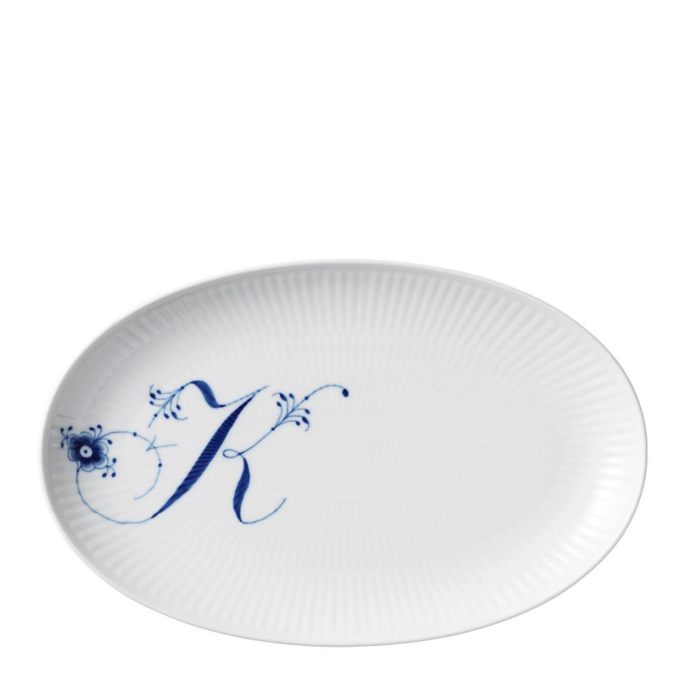 Läs mer om Royal Copenhagen - Alphabet Collection tallrik oval K 23 cm