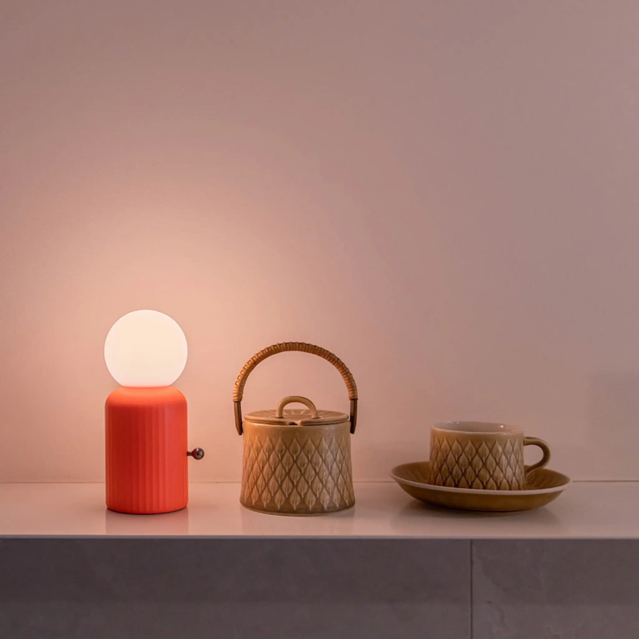 Lund London Skittle Lampa med Laddare Coral